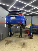 Замена передних стоек и втулок СПУ на Тойоте  Caldina синего цвета.