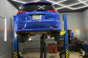 Замена передних стоек и втулок СПУ на Тойоте  Caldina синего цвета.