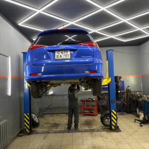 Замена передних стоек и втулок СПУ на Тойоте  Caldina синего цвета.